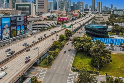 Commercial property in Miami, Florida № 2076808 - photo 15