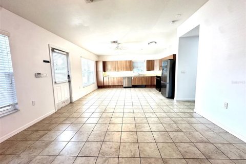 House in Saint Petersburg, Florida 3 bedrooms, 111.48 sq.m. № 2198714 - photo 5