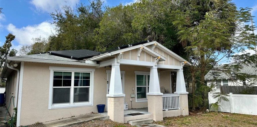 House in Saint Petersburg, Florida 3 bedrooms, 111.48 sq.m. № 2198714