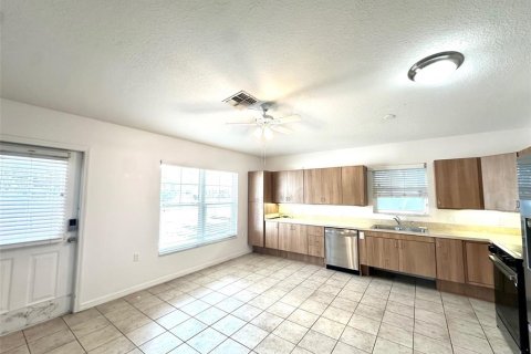 House in Saint Petersburg, Florida 3 bedrooms, 111.48 sq.m. № 2198714 - photo 4