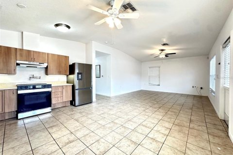 House in Saint Petersburg, Florida 3 bedrooms, 111.48 sq.m. № 2198714 - photo 7