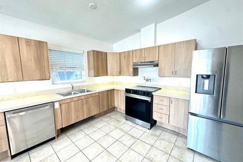 House in Saint Petersburg, Florida 3 bedrooms, 111.48 sq.m. № 2198714 - photo 3
