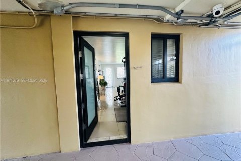 Condo in Hallandale Beach, Florida, 1 bedroom  № 2040918 - photo 16