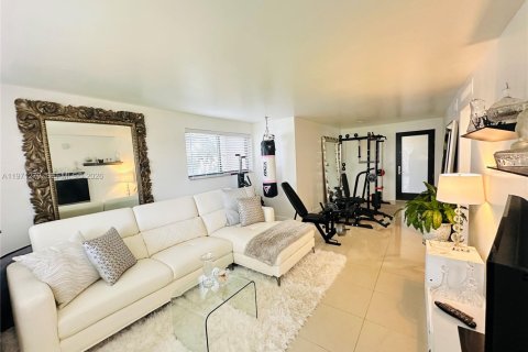 Condo in Hallandale Beach, Florida, 1 bedroom  № 2040918 - photo 9