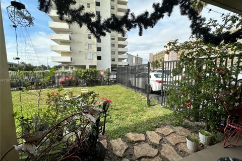 Condo in Hallandale Beach, Florida, 1 bedroom  № 2040918 - photo 20