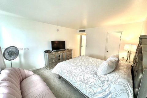 Condo in Hallandale Beach, Florida, 1 bedroom  № 2040918 - photo 14