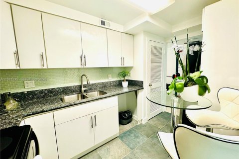 Condo in Hallandale Beach, Florida, 1 bedroom  № 2040918 - photo 10