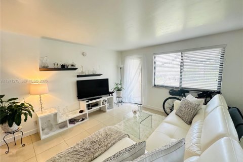 Condo in Hallandale Beach, Florida, 1 bedroom  № 2040918 - photo 8