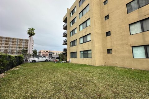 Condo in Hallandale Beach, Florida, 1 bedroom  № 2040918 - photo 23