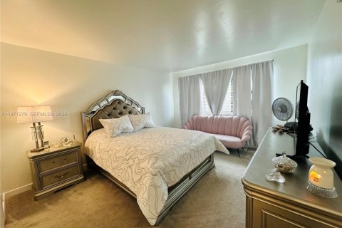 Condo in Hallandale Beach, Florida, 1 bedroom  № 2040918 - photo 5