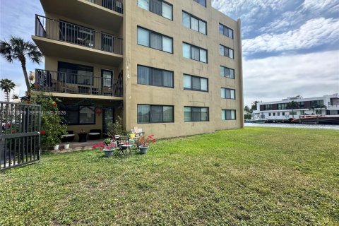 Condo in Hallandale Beach, Florida, 1 bedroom  № 2040918 - photo 22