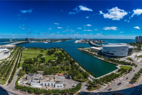 Condo in Miami, Florida, 1 bedroom № 1983880 - photo 1