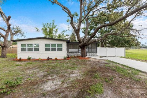 House in Tampa, Florida 3 bedrooms, 75.81 sq.m. № 1881048 - photo 1