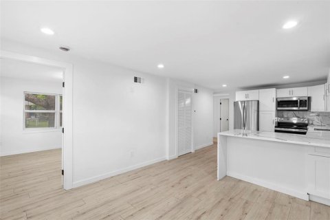 House in Tampa, Florida 3 bedrooms, 75.81 sq.m. № 1881048 - photo 5