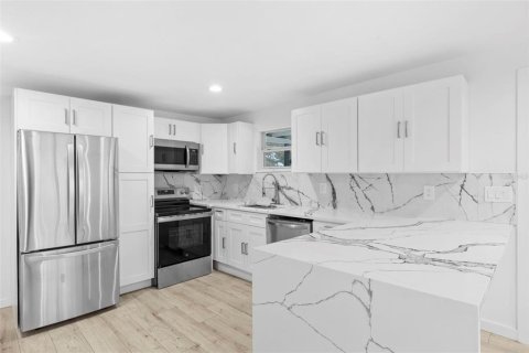 House in Tampa, Florida 3 bedrooms, 75.81 sq.m. № 1881048 - photo 9