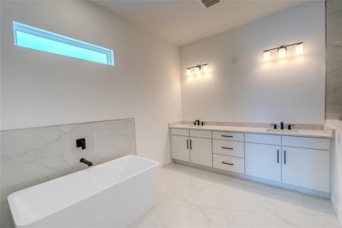 House in Sarasota, Florida 4 bedrooms, 299.8 sq.m. № 2103539 - photo 7