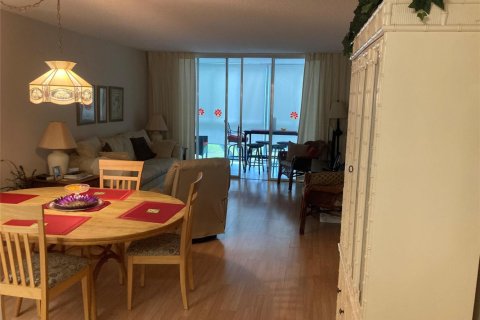 Condominio en venta en Lauderdale Lakes, Florida, 2 dormitorios, 89.19 m2 № 2193630 - foto 14
