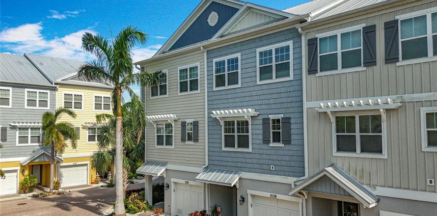 Adosado en Saint Petersburg, Florida 4 dormitorios, 178.37 m2 № 1757578