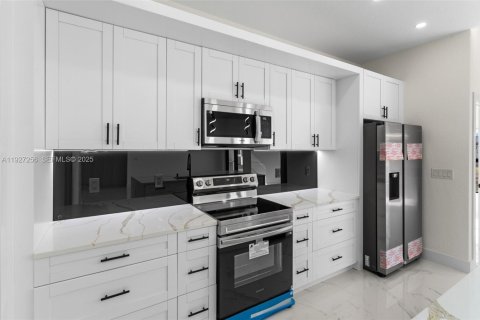 Купить виллу или дом в Лихай-Эйкерс, Флорида 4 спальни, 154.96м2, № 1986222 - фото 8