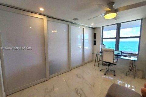 Condo in Surfside, Florida, 2 bedrooms  № 2002949 - photo 3