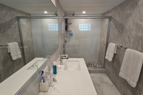 Condo in Surfside, Florida, 2 bedrooms  № 2002949 - photo 14