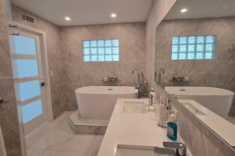 Condo in Surfside, Florida, 2 bedrooms  № 2002949 - photo 15