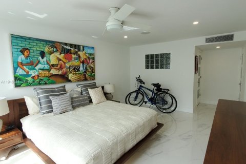 Condo in Surfside, Florida, 2 bedrooms  № 2002949 - photo 12