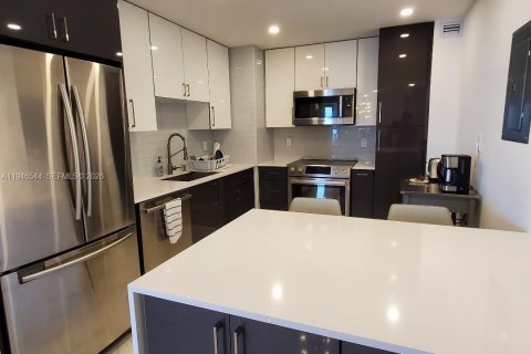 Condo in Surfside, Florida, 2 bedrooms  № 2002949 - photo 9