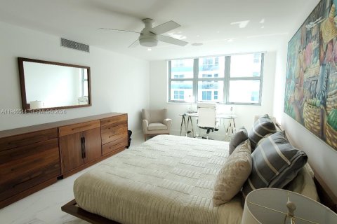 Condo in Surfside, Florida, 2 bedrooms  № 2002949 - photo 11