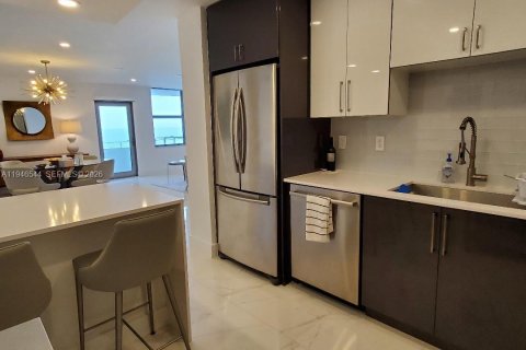 Condo in Surfside, Florida, 2 bedrooms  № 2002949 - photo 10