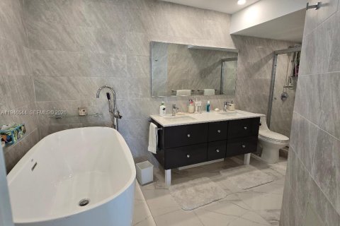 Condo in Surfside, Florida, 2 bedrooms  № 2002949 - photo 13