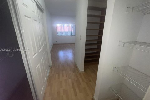 Condo in Surfside, Florida, 2 bedrooms  № 2179220 - photo 14
