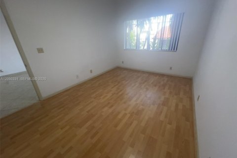 Condo in Surfside, Florida, 2 bedrooms  № 2179220 - photo 12