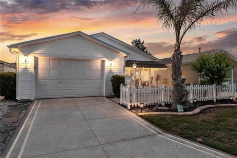 Villa ou maison à The Villages, Floride 2 chambres, 107.4 m2 № 2151044