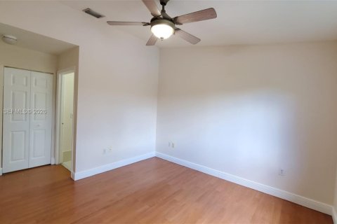 Condominio en alquiler en Pembroke Pines, Florida, 2 dormitorios, 90.12 m2 № 2155049 - foto 4