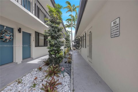 Condo in Wilton Manors, Florida, 1 bedroom  № 1875190 - photo 17