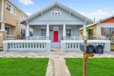 Commercial property in Tampa, Florida 3 bedrooms, 139.35 sq.m. № 1895048 - photo 1