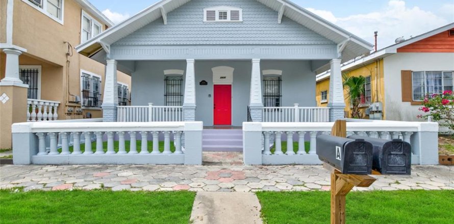 Commercial property in Tampa, Florida 3 bedrooms, 139.35 sq.m. № 1895048
