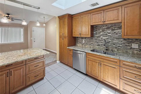 House in Apopka, Florida 3 bedrooms, 115.01 sq.m. № 2216090 - photo 12