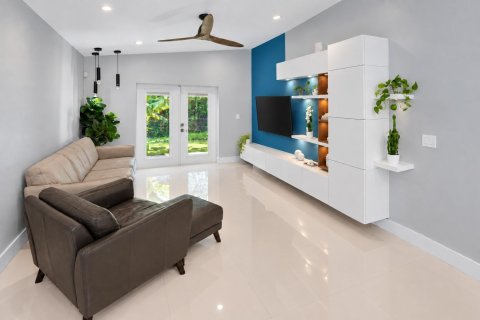 House in Pembroke Pines, Florida 3 bedrooms, 189.8 sq.m. № 2397805 - photo 11