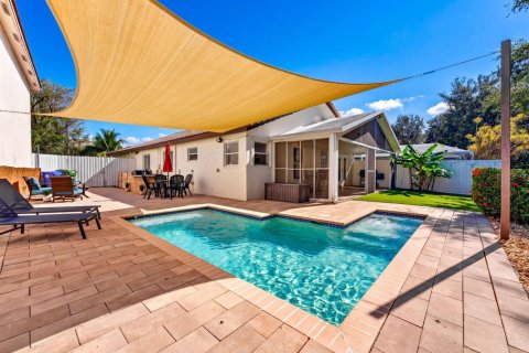 House in Pembroke Pines, Florida 3 bedrooms, 189.8 sq.m. № 2397805 - photo 18