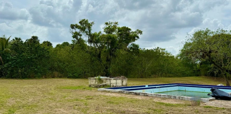House in Fort Pierce, Florida 3 bedrooms, 253.25 sq.m. № 1042972
