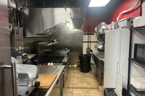 Купить коммерческую недвижимость в Майами-Гарденс, Флорида № 1934793 - фото 22