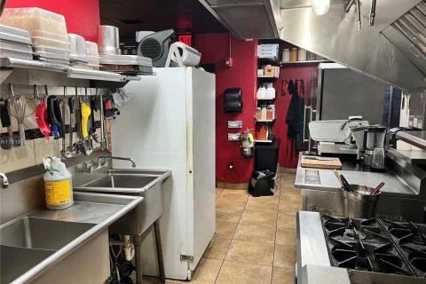 Купить коммерческую недвижимость в Майами-Гарденс, Флорида № 1934793 - фото 17