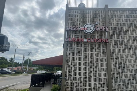Купить коммерческую недвижимость в Майами-Гарденс, Флорида № 1934793 - фото 3