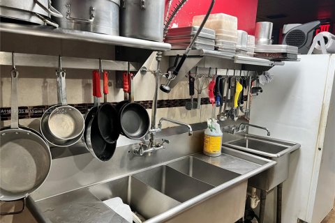 Купить коммерческую недвижимость в Майами-Гарденс, Флорида № 1934793 - фото 19