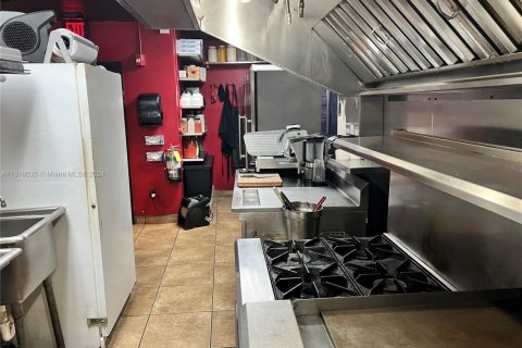 Купить коммерческую недвижимость в Майами-Гарденс, Флорида № 1934793 - фото 16