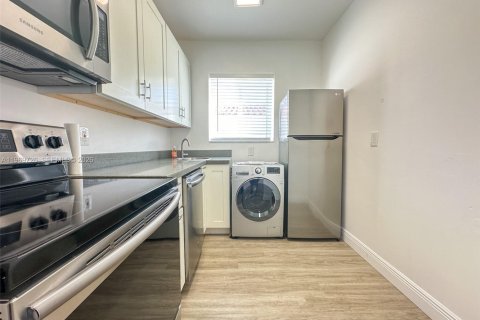 Casa en alquiler en Coral Gables, Florida, 1 dormitorio, 55.74 m2 № 2030670 - foto 3