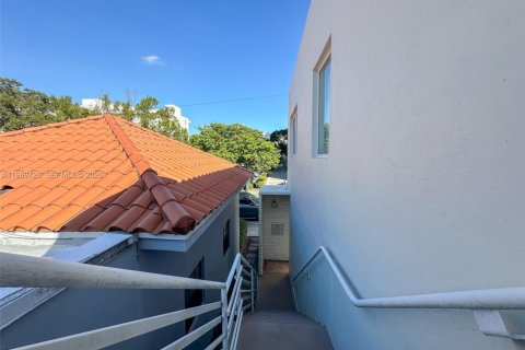 Casa en alquiler en Coral Gables, Florida, 1 dormitorio, 55.74 m2 № 2030670 - foto 13