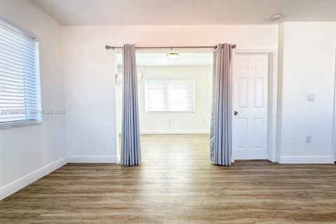 Casa en alquiler en Coral Gables, Florida, 1 dormitorio, 55.74 m2 № 2030670 - foto 5